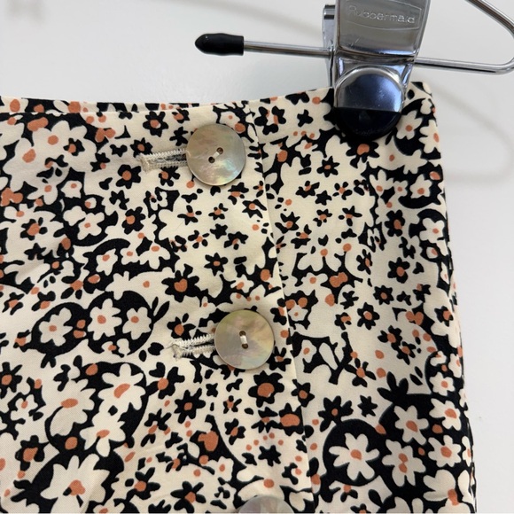 Madewell Side-Button Straight Midi Skirt in floral Daisy Groove Cream and Black - Picture 10 of 12